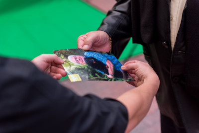 Fotokader groot overhandigen aan klant